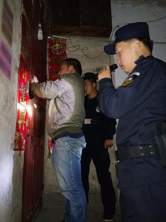 赣州粗心妈妈误将幼女锁家中 民警全城寻开锁师傅开门
